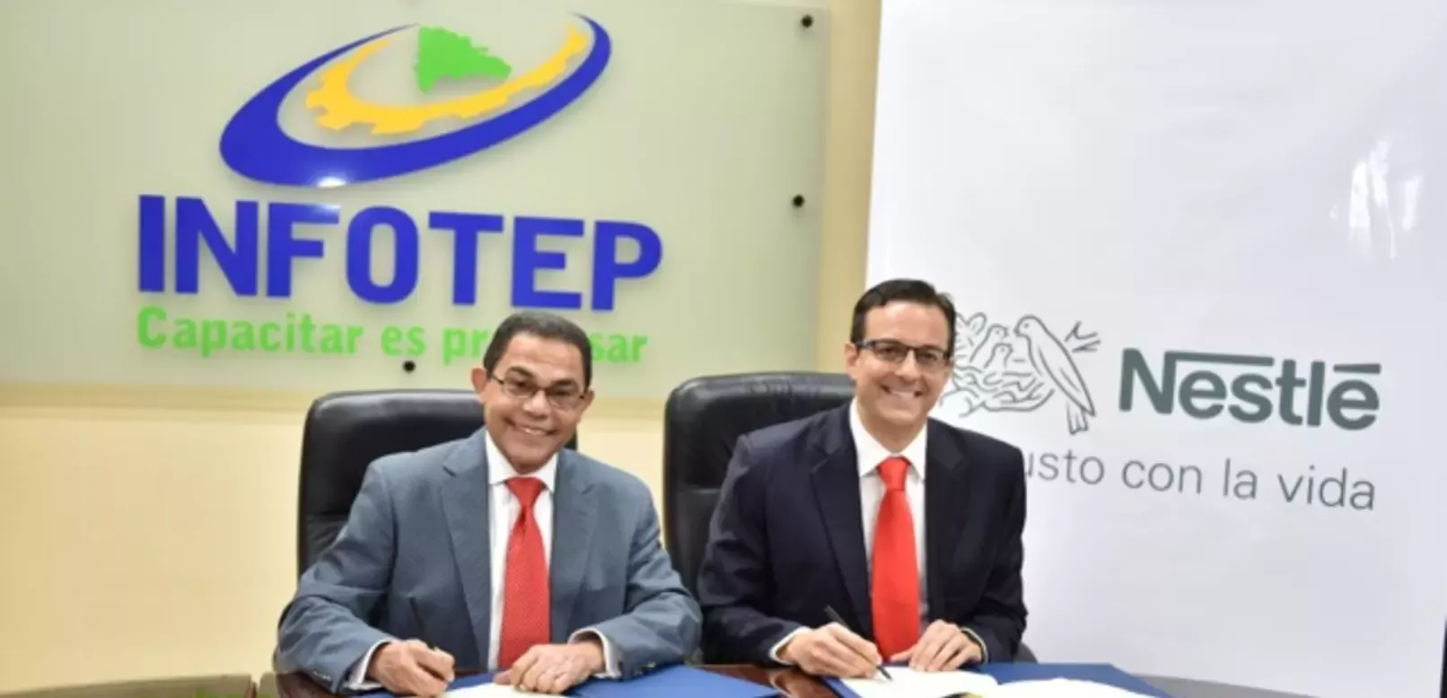rafael ovalles y alexandre carreteiro firman convenio.jpeg