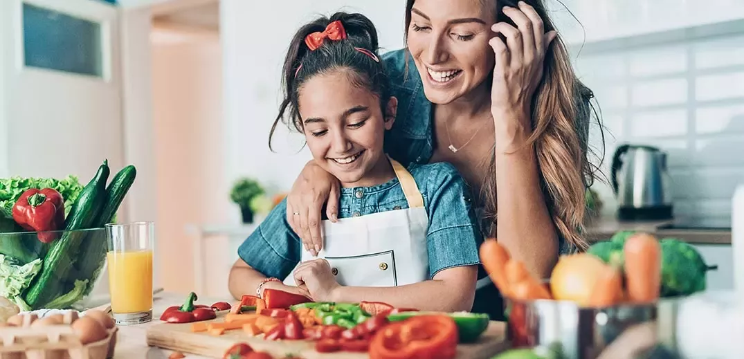 Mamá hija cocina