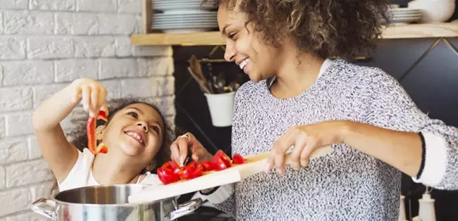 mamá y niña cocinando